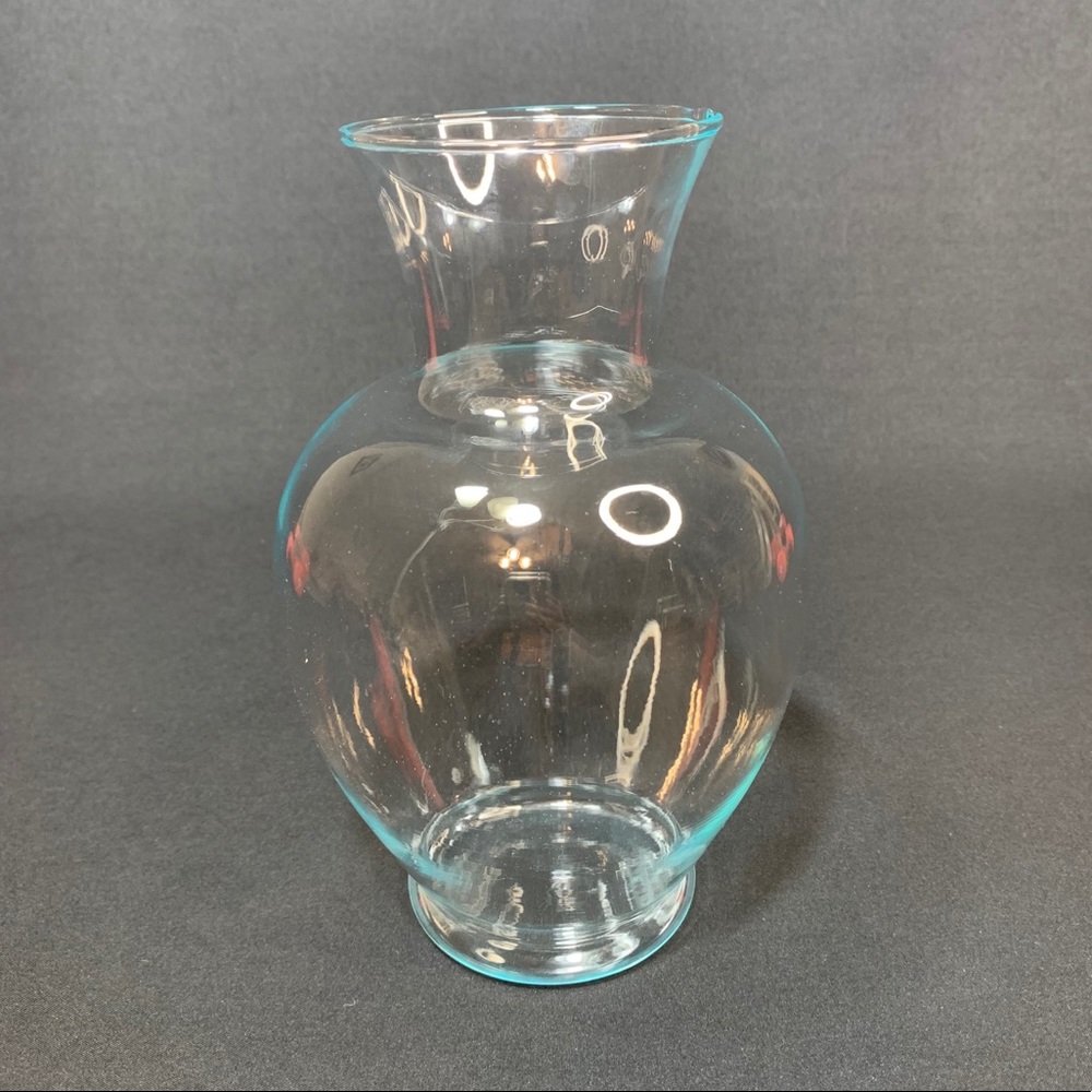 Classic Style 8-3/4" Clear Glass Vase - Picture 2 of 5